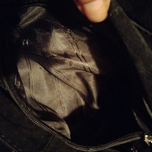 CHANEL Black and Cream Quilted Purse... read Description... - Picture 10 of 11